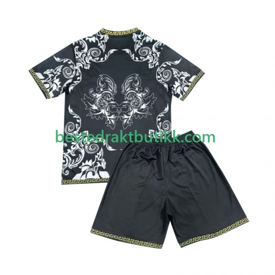 Fotballdrakter Real Madrid Versace Black Edition Hjemmedraktsett 2024-2025 Kortermet til Barn