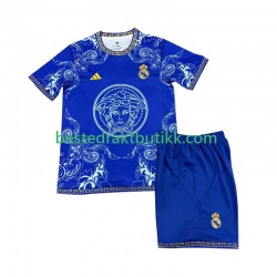 Fotballdrakter Real Madrid Versace Blue Edition Hjemmedraktsett 2024-2025 Kortermet til Barn